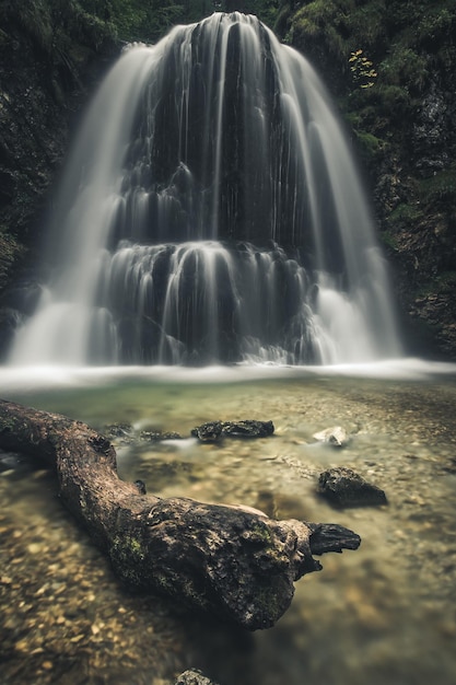 Een schilderachtig uitzicht op de waterval
