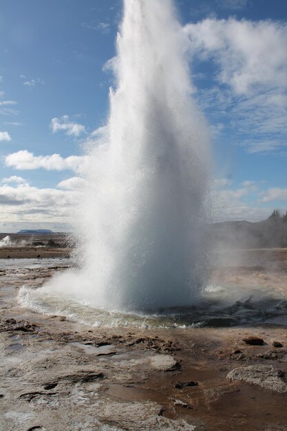 Foto een schilderachtig uitzicht op de waterval