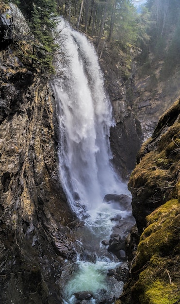 Een schilderachtig uitzicht op de waterval