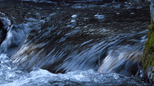 Foto een schilderachtig uitzicht op de waterval