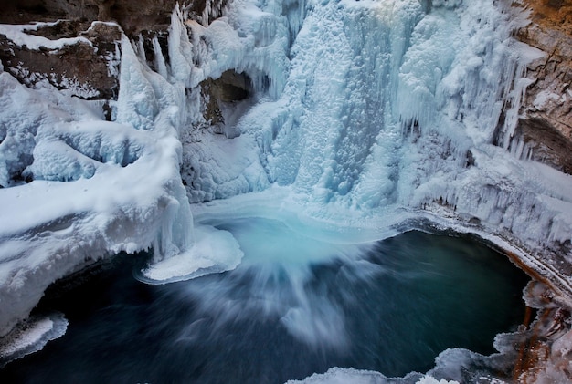 Een schilderachtig uitzicht op de waterval