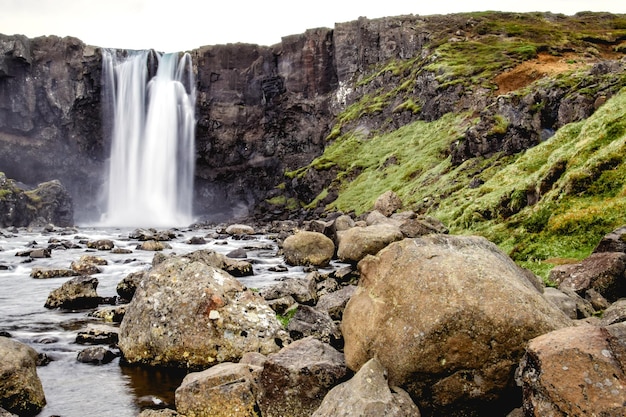 Een schilderachtig uitzicht op de waterval