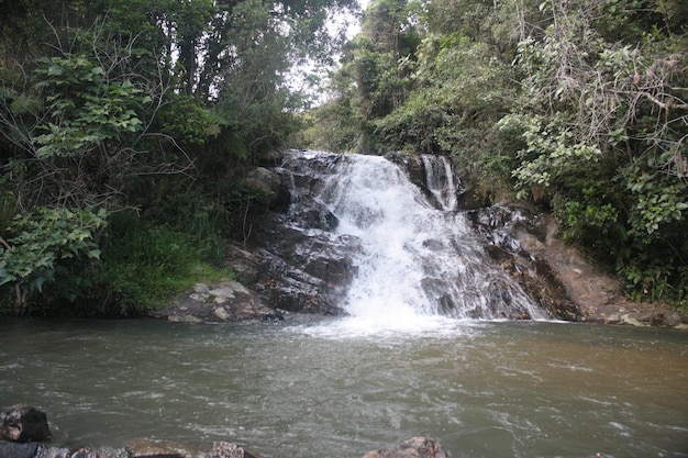 Foto een schilderachtig uitzicht op de waterval