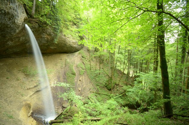 Foto een schilderachtig uitzicht op de waterval