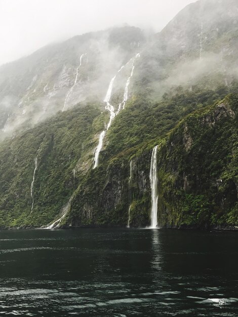 Foto een schilderachtig uitzicht op de waterval