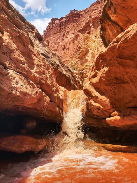 Foto een schilderachtig uitzicht op de waterval