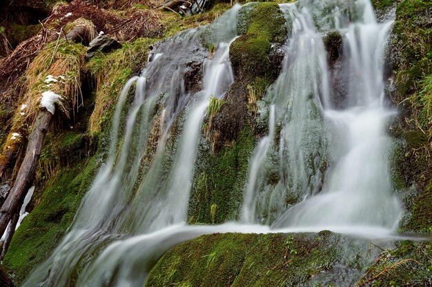 Foto een schilderachtig uitzicht op de waterval