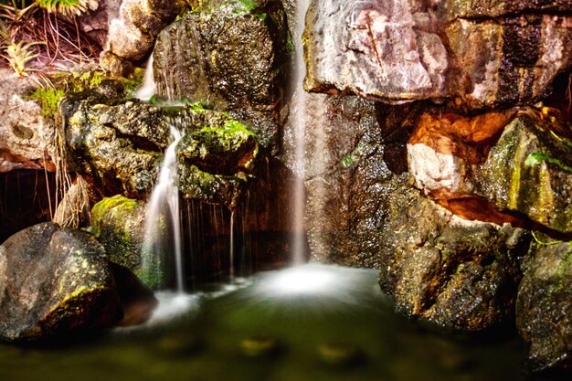 Foto een schilderachtig uitzicht op de waterval