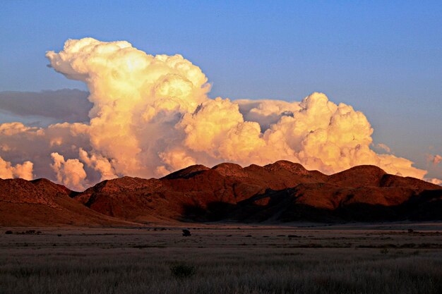 Foto een schilderachtig uitzicht op de woestijn tegen een enorm wolkenlandschap