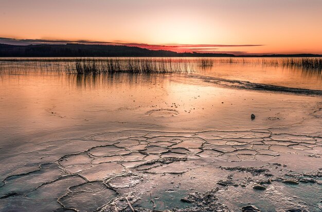 Foto een schilderachtig uitzicht op de zee bij zonsondergang