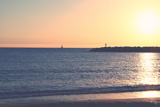 Een schilderachtig uitzicht op de zee bij zonsondergang