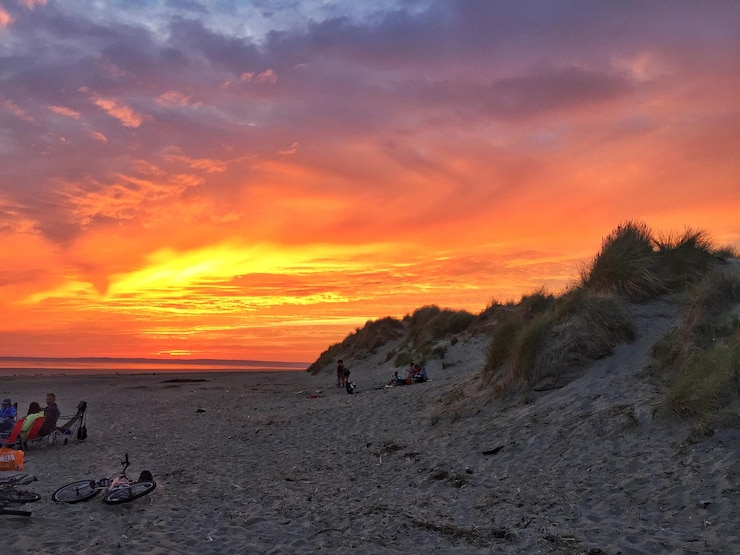 Foto een schilderachtig uitzicht op de zee bij zonsondergang