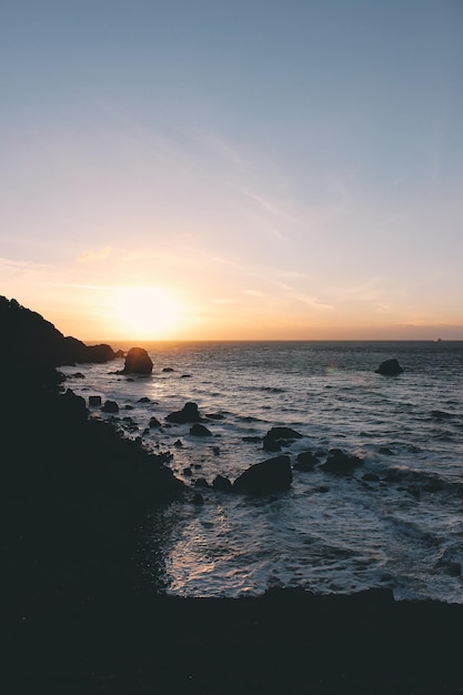 Een schilderachtig uitzicht op de zee bij zonsondergang