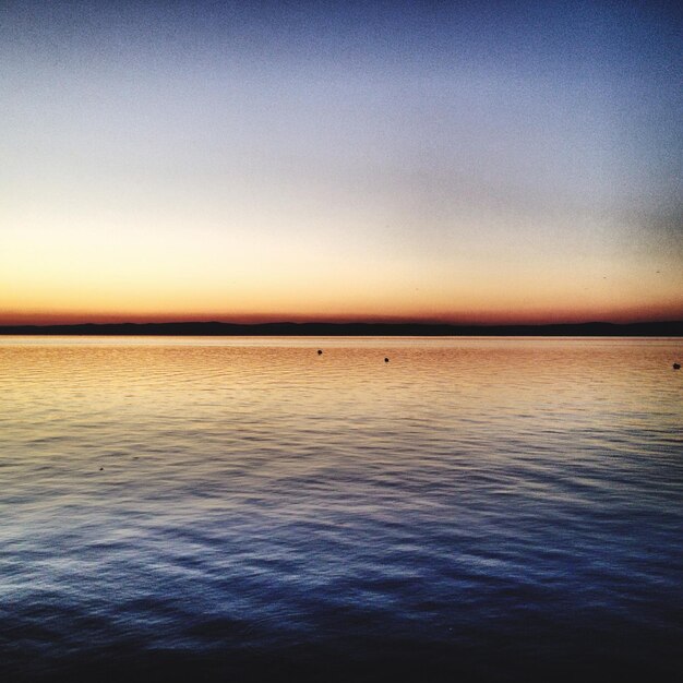 Foto een schilderachtig uitzicht op de zee bij zonsondergang