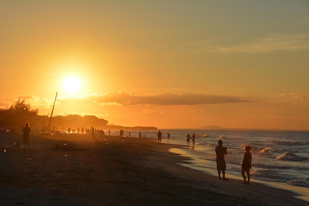 Een schilderachtig uitzicht op de zee bij zonsondergang