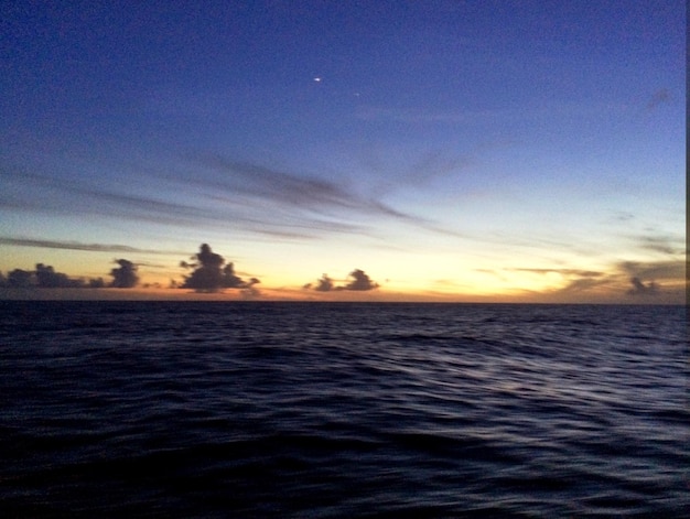 Een schilderachtig uitzicht op de zee bij zonsondergang