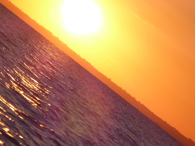 Een schilderachtig uitzicht op de zee bij zonsondergang