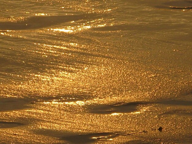 Foto een schilderachtig uitzicht op de zee bij zonsondergang