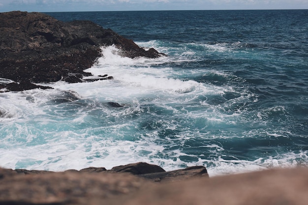Foto een schilderachtig uitzicht op de zee door een rotsformatie tegen de lucht