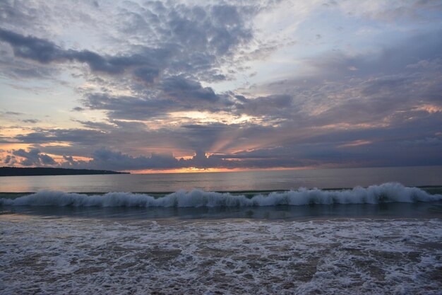Foto een schilderachtig uitzicht op de zee tegen de hemel bij zonsondergang
