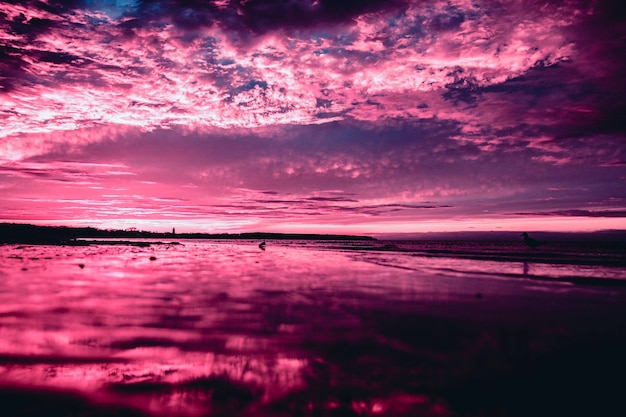 Foto een schilderachtig uitzicht op de zee tegen de hemel bij zonsondergang