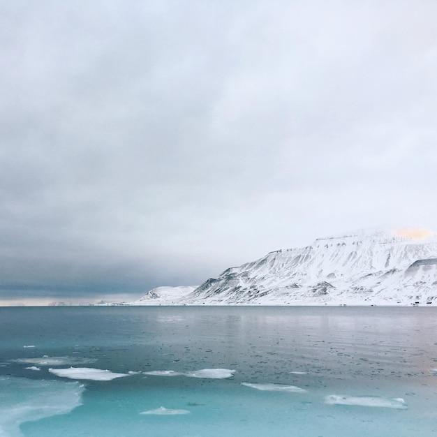 Foto een schilderachtig uitzicht op de zee tegen de lucht in de winter