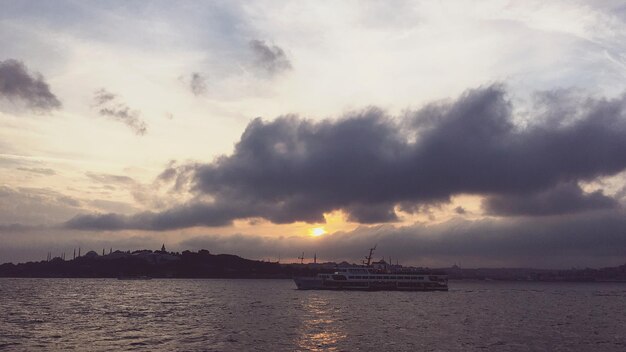 Een schilderachtig uitzicht op de zee tegen een bewolkte hemel bij zonsondergang