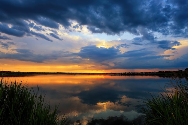 Een schilderachtig uitzicht op de zonsondergang over de kalme wateren