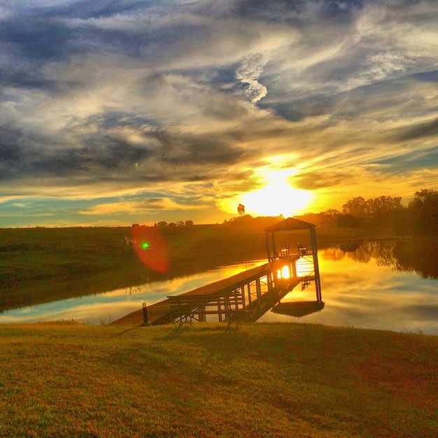 Foto een schilderachtig uitzicht op de zonsondergang over de rivier