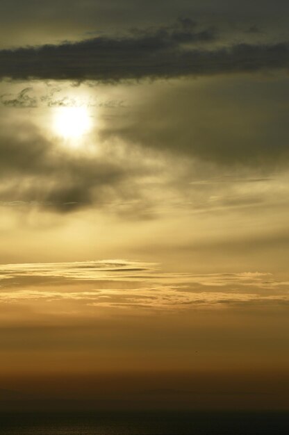 Foto een schilderachtig uitzicht op de zonsondergang over de zee