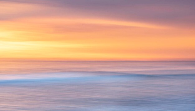 Foto een schilderachtig uitzicht op de zonsondergang over de zee