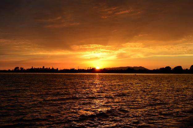 Een schilderachtig uitzicht op de zonsondergang over de zee