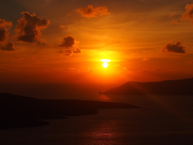 Een schilderachtig uitzicht op de zonsondergang over de zee