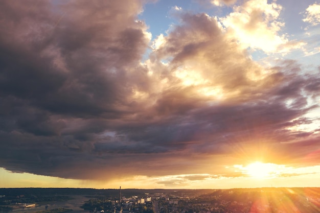 Een schilderachtig uitzicht op de zonsondergang over het stadsbeeld