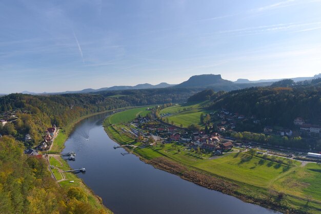 Foto een schilderachtig uitzicht op een agrarisch landschap tegen de lucht