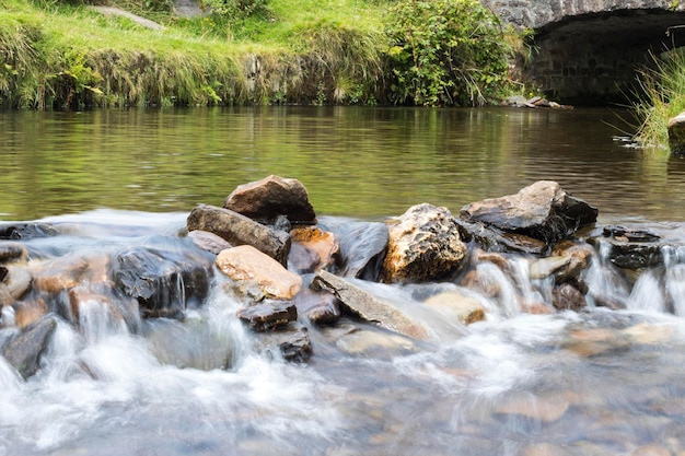 Een schilderachtig uitzicht op een beek die door rotsen stroomt
