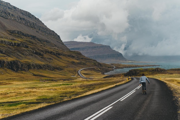 Een schilderachtig uitzicht op een bergweg tegen stormachtige wolken