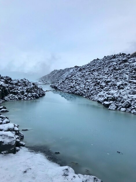 Foto een schilderachtig uitzicht op een bevroren meer tegen de lucht