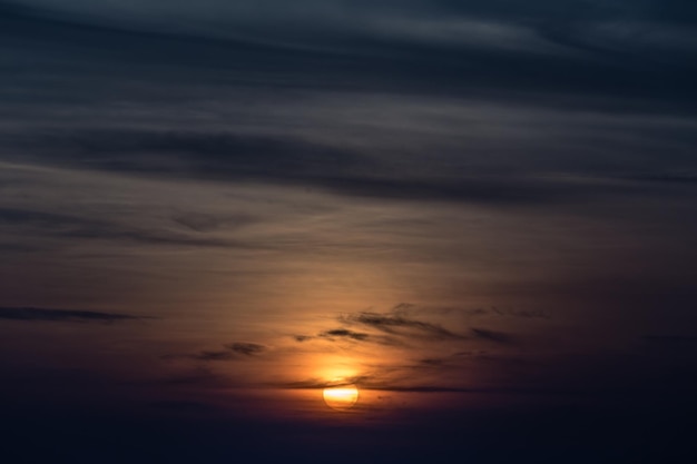 Een schilderachtig uitzicht op een bewolkte hemel bij zonsondergang