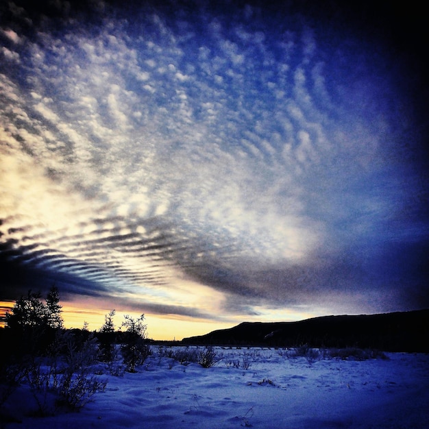 Foto een schilderachtig uitzicht op een bewolkte hemel in de winter