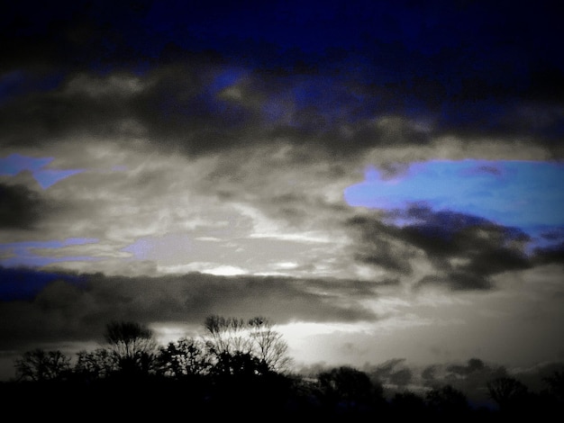 Foto een schilderachtig uitzicht op een bewolkte hemel