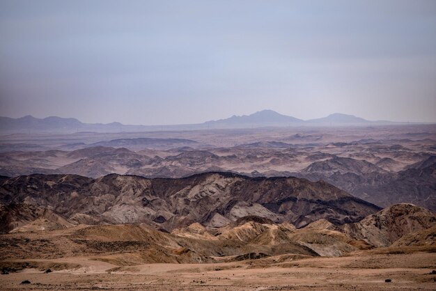 Foto een schilderachtig uitzicht op een droog landschap tegen de lucht