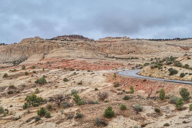 Een schilderachtig uitzicht op een droog landschap tegen een bewolkte lucht