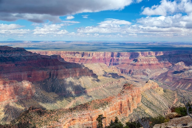 Een schilderachtig uitzicht op een geërodeerd landschap tegen een bewolkte lucht in het Grand Canyon National Park