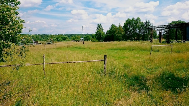 Een schilderachtig uitzicht op een grasveld tegen de lucht