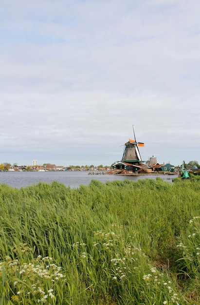 Foto een schilderachtig uitzicht op een grasveld tegen de lucht