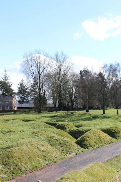 Foto een schilderachtig uitzicht op een grasveld tegen een bewolkte lucht