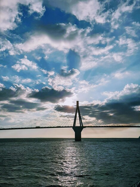 Foto een schilderachtig uitzicht op een hangbrug over de zee tegen de lucht