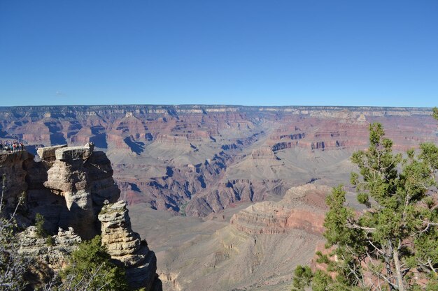 Een schilderachtig uitzicht op een klif tegen een heldere blauwe lucht in het Grand Canyon National Park