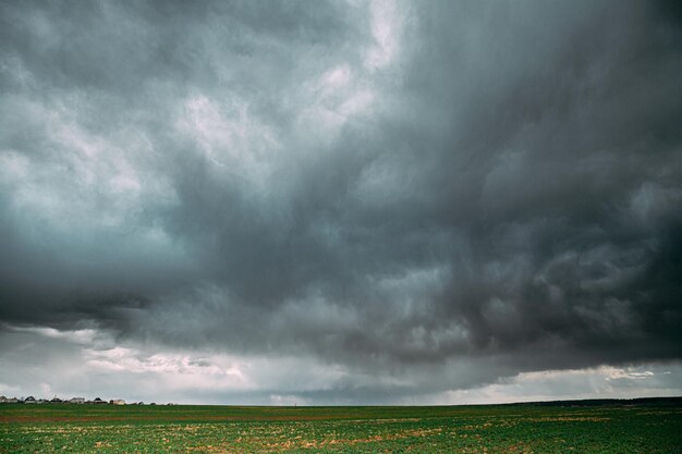 Foto een schilderachtig uitzicht op een landbouwveld tegen de lucht